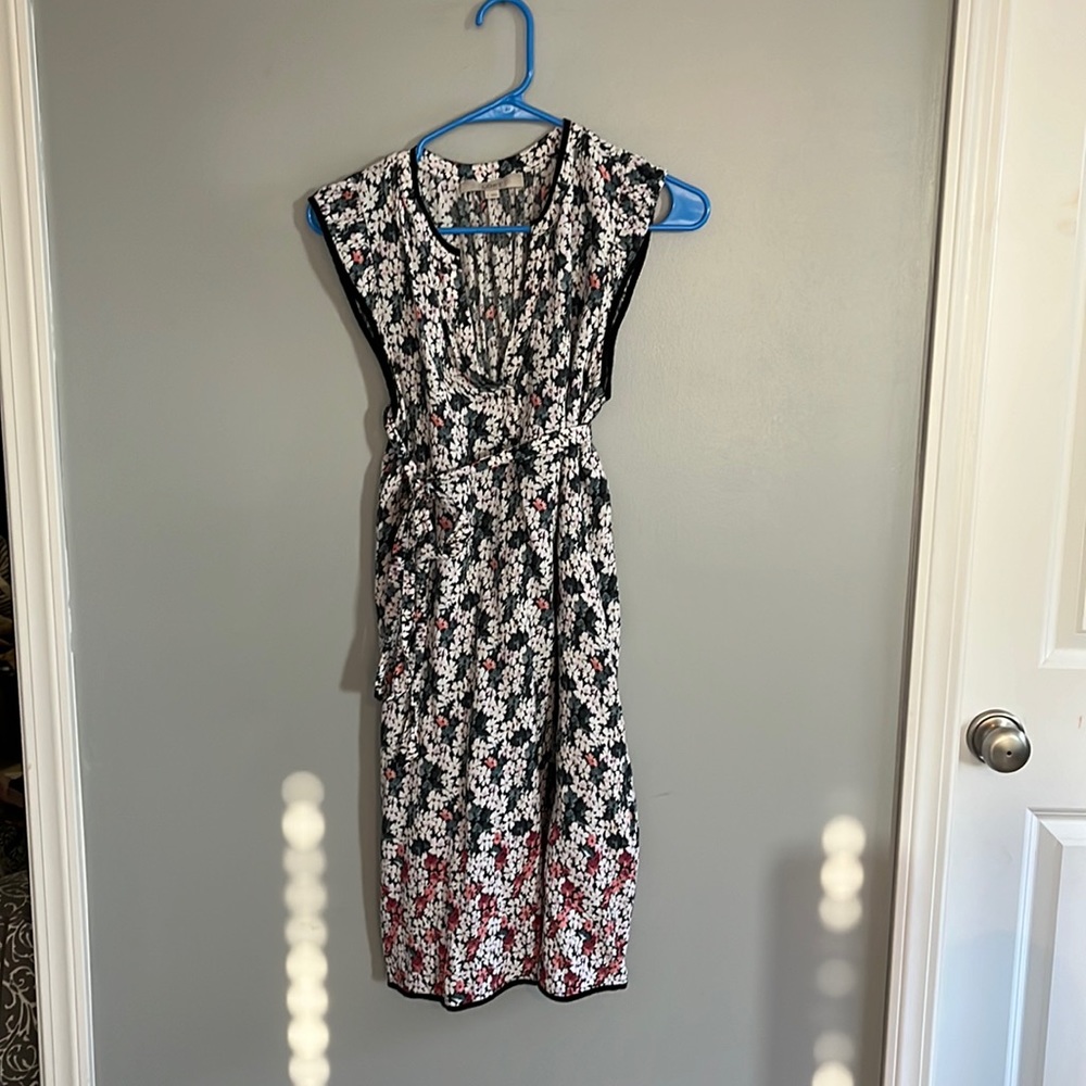 Loft tie waist dress with pockets. Flowered design. Size L